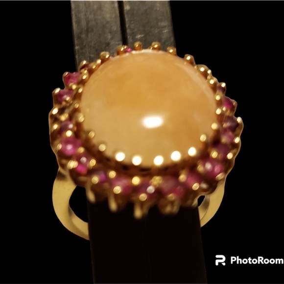 Giant Coral Jade Ring surrounded by Natural Rubies on a 14K Gold Band - Picture 4 of 8